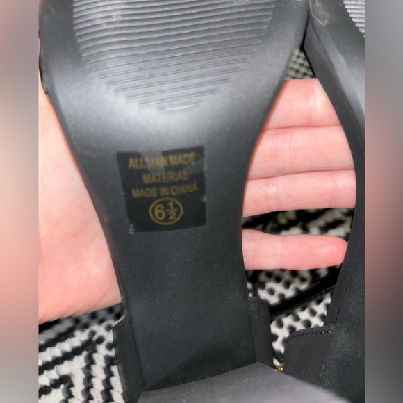 Black chunky heel with gold chain size 6 1/2 - Picture 3 of 5